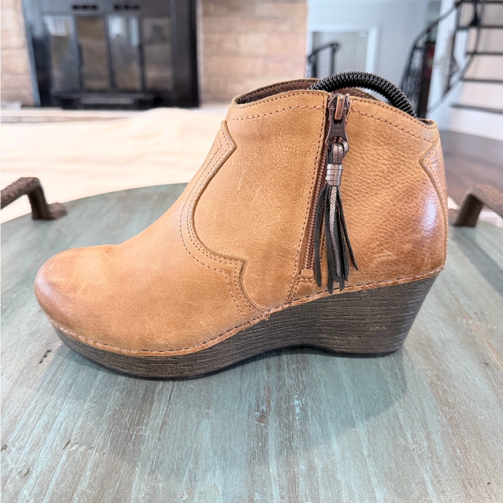 Dansko Tan Leather Ankle Boots – Size 39 (US 8.5–9) Comfort Wedge Booties - Picture 6 of 14